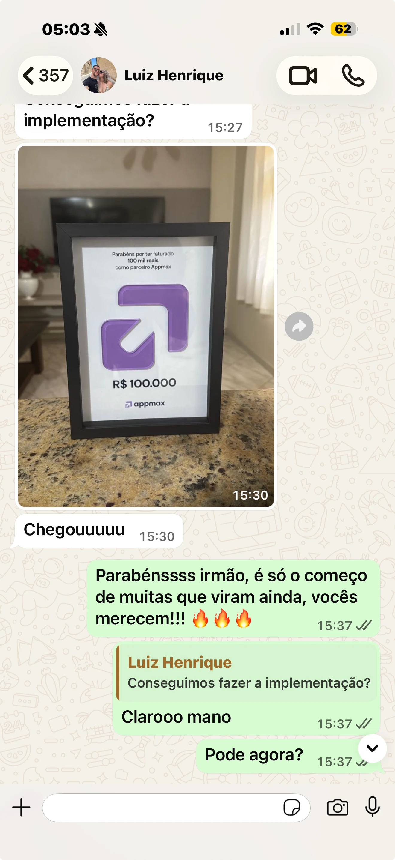 Conversa no WhatsApp com aluno exibindo a placa de R$ 100.000 da Appmax